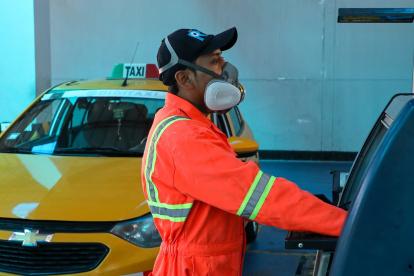 En Quito, seis centros de revisión técnica vehicular están habilitados para realizar el trámite de los automotores.