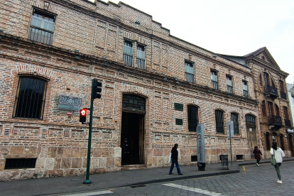 En la Calle Larga se localizan seis museos de Cuenca. El Remigio Crespo, por ejemplo, guarda la historia de la fundación de la ciudad.