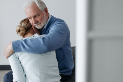 El duelo puede volverse complejo tras 12 meses, pero el problema empieza cuando el trabajo exige productividad inmediata, señalan expertos.