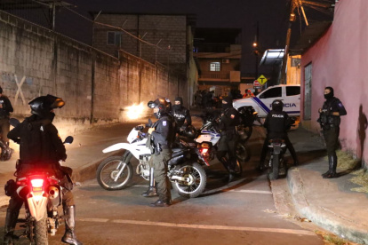 Agentes policiales acudieron al sitio del ataque.