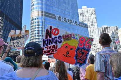 Manifestantes levantan pancartas durante una protesta frente a la Torre Trump en Chicago, Illinois (EE.UU.), el 1 de septiembre de 2025.