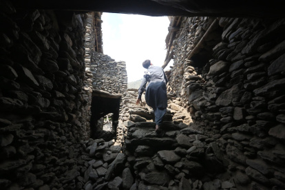 Una persona abandona los cimientos de un estructura afectada tras el terremoto de la noche del domingo.