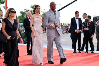 Dwayne Johnson y Emily Blunt, su coprotagonista, llegan al estreno de "The Smashing Machine" durante el 82º Festival Internacional de Cine de Venecia.