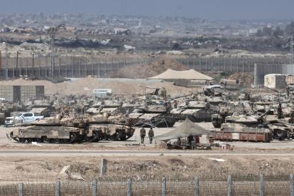 Soldados israelíes con vehículos militares se reúnen en una posición cerca de la valla fronteriza con la Franja de Gaza el 2 de septiembre de 2025.