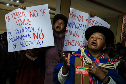 Mujeres aimaras sostienen carteles durante una manifestación este lunes, 1 de septiembre de 2025, en la alcaldía de Viacha (Bolivia).