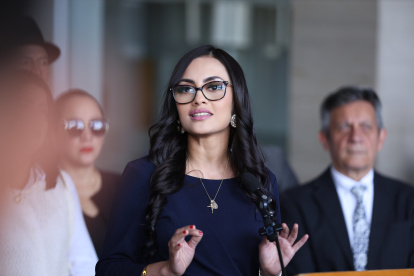 Viviana Veloz denunció falta de insumos y el IESS defendió su gestión