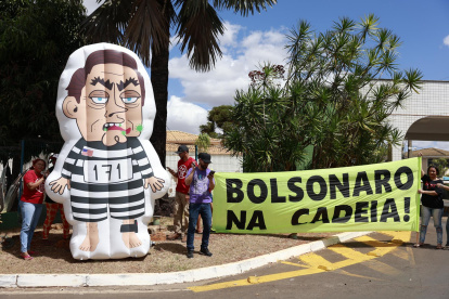 Integrantes de movimientos sociales se manifiestan contra el expresidente de Brasil Jair Bolsonaro este martes, 2 de septiembre de 2025, en Brasilia (Brasil).