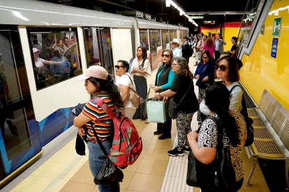 Circular siempre por la derecha para facilitar el flujo de los demás usuarios en el Metro de Quito.