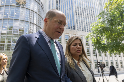 Alexei Schacht junto a Enma Oreguel abogados del narcotraficante José Adolfo Macías Villamar, alias "Fito".