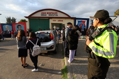 John Reimberg señaló que la presencia de agentes policiales en instituciones educativas busca garantizar el orden y prevenir delitos.