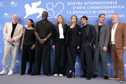 Tracy Letts, Greta Lee, Idris Elba, la director Kathryn Bigelow, Rebecca Ferguson, Anthony Ramos, Gabriel Basso y Jared Harris posan durante la presentación de A house of dynamite en la edición 82 del Festival de Cine de Venecia.