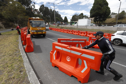 Las barreras jersey se colocaron a lo largo de la av. Simón Bolívar.