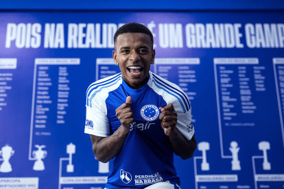 Keny Arroyo ya luce la camiseta del Cruzeiro.