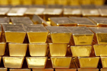 Los inversionistas y los bancos centrales del mundo optan por acumular sus reservas de este metal ante la incertidumbre económica.