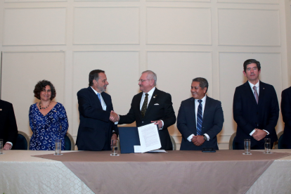 Juan Tanca Campozano, Françoise Baramdyka, Jorge Pascual, José Jouvín V., José Solis Padilla, Francisco Solá Tanca y Guido Panchana en la mesa directiva.