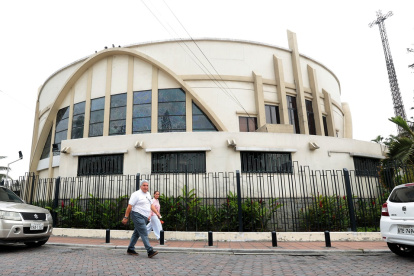 La iglesia San Antonio María Claret, conocida como La Redonda, es uno de los espacios religiosos más tradicionales de Urdesa. Está ubicada en la avenida Víctor Emilio Estrada.