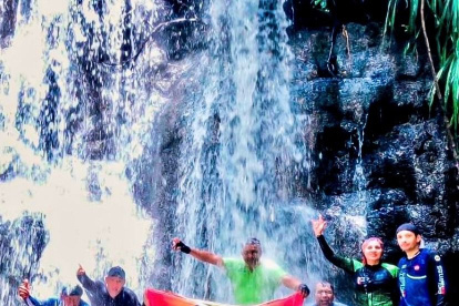 Ciclistas de la Calle en la cascada, en la vía a la Costa.