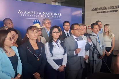 La bancada de la Revolución Ciudadana se ratificó en la existencia de una crisis de salud.