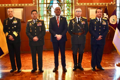 Desde la izquierda, los nuevos comandantes: Ricardo Unda (Fuerza Naval), Henry Delgado (jefe del Comando Conjunto de las FF.AA.); Iván Vásconez (Fuerza Terrestre y Mauricio Salazar (FAE).