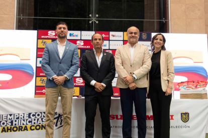 Matías Baretta y Francisco Egas, de la Federación Ecuatoriana de Fútbol; junto a Jesús Azofeifa y Gabriela Herrera, de Corporación La Favorita.