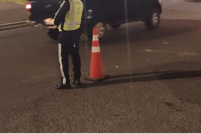 Imagen referencial de un cierre vial. Los agentes civiles cercaron el lugar, luego de que una persona falleció atropellada