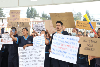 Personal de limpieza y seguridad exige pagos atrasados frente al hospital Docente de Calderón