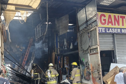 Bomberos sofocaron las llamas en un taller ubicado en las calles 6 de Marzo y Francisco de Marcos, en el centro de Guayaquil.