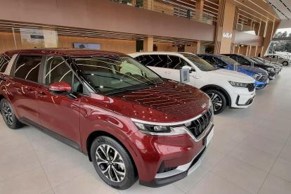 Autos de varios modelos en el concesionario de KIA, en Quito.