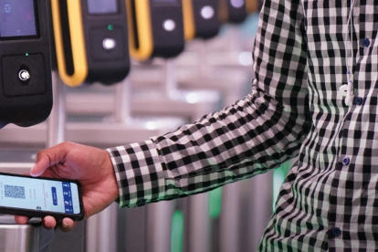 Los usuarios pueden descargar la aplicación del Metro de Quito para pagar la tarifa y viajar en el sistema.