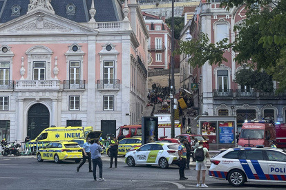 Al menos una veintena de víctimas se registraron este miércoles 3 de septiembre al descarrilar el Ascensor de Gloria, uno de los principales funiculares turísticos de Lisboa.