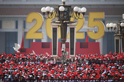 Grada con personas que asisten al desfile militar que marca el 80º aniversario del final de la Guerra Sino-Japonesa en Pekín, el 3 de septiembre de 2025.