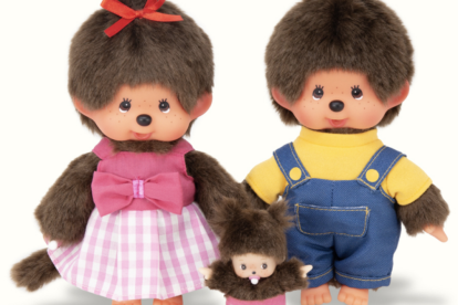 Los Monchhichi, creados en Japón en 1974, resurgen como accesorio viral y pieza de colección en redes sociales.