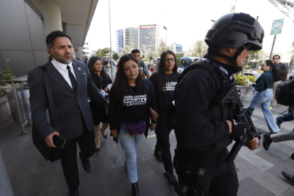 Hijas de Fernando Villavicencio saliendo de la audiencia.