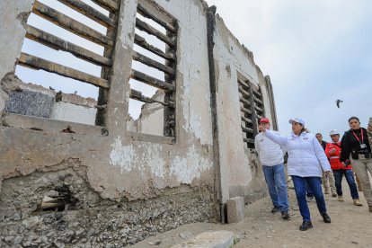 Dina Boluarte (c), durante una visita a las ruinas de la cárcel de El Frontón, en la isla El Frontón (Perú).