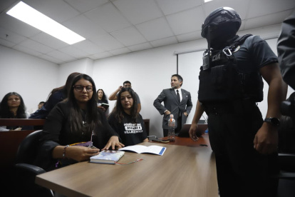 Quito. Las hijas de Fernando Villavicencio se presentaron custodiadas en la audiencia de formulación de cargos.