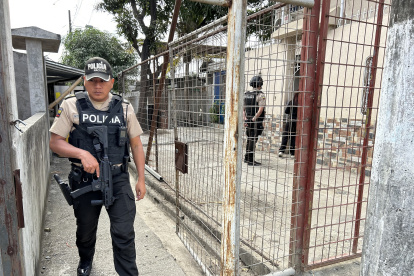 Masacre. En la ciudadela Rotario, en Nueva Prosperina, se registró el ataque a otra familia. Aún la Policía investiga la raíz del crimen. Vecinos apuntan a las extorsiones que afectan a todo el vecindario.