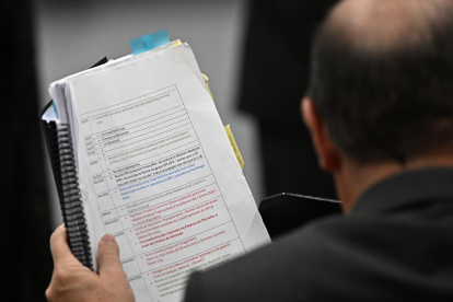El abogado del expresidente de Brasil Jair Bolsonaro, Celso Vilardi, revisa documentos durante el juicio en el Supremo Tribunal Federal en Brasilia (Brasil).