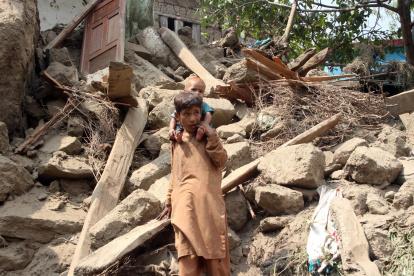 Niños afganos entre los restos de una casa dañada, después del terremoto al este de Afganistán el 3 de septiembre de 2025.