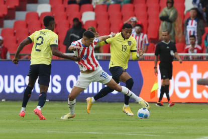 El delantero paraguaya Álex Arce (18) intenta escapar de la marca de los ecuatorianos Félix Torres (i) y Gonzalo Plata en el cotejo disputado en Quito el año pasado.