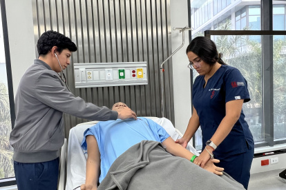En la UEES, los estudiantes de Medicina practican en la Clínica de Simulación, en maniquíes médicos de realismo.