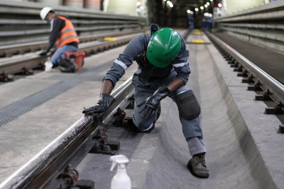 Personal técnico de la Empresa Metro de Quito realiza el mantenimiento y limpieza de las rieles una vez que la operación del tren culmina a las 23:00.
