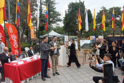 En Cuenca se instalará el monumento "El Revólver Anudado" tras su declaratoria de Embajadora de la No Violencia.