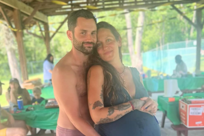 Los bebés #3 y #4 ya están aquí. Te contamos cómo Penn Badgley y Domino Kirke dieron la gran noticia