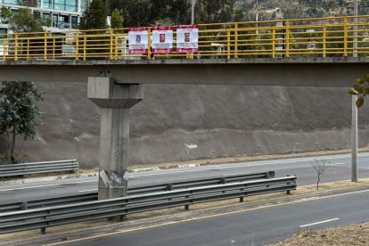 Los ciudadanos venezolanos en Quito colocaron afiches contra Nicolás Maduro, en la Ruta Viva, durante la visita de Marco Rubio.