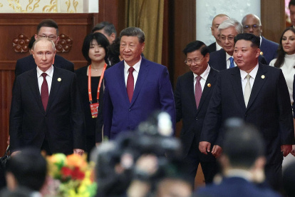 Los presidentes de China, Xi Jinping (C), Rusia, Vladímir Putin (I), y Corea del Norte, Kim Jong-un, este miércoles en Pekín.