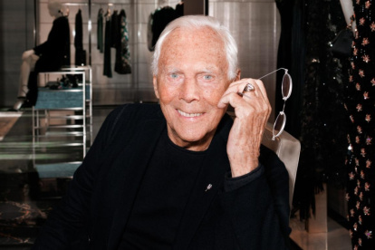 Giorgio Armani, icónico diseñador italiano, falleció a los 91 años. El mundo de la moda y el deporte lamenta su pérdida.