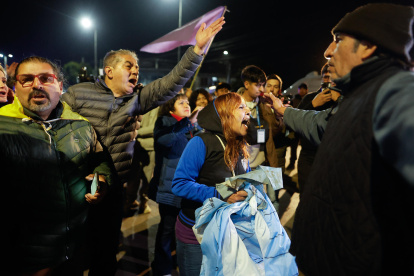 Opositores y simpatizantes del presidente de Argentina, Javier Milei, se enfrentan durante el cierre de campaña este miércoles 3 de septiembre de 2025, en Moreno (Argentina).