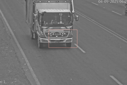 Cámaras lograron identificar un camión reportado como robado.