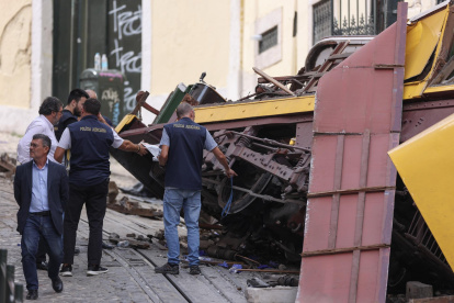 Investigadores trabajan en el lugar del siniestro del funicular de Lisboa.