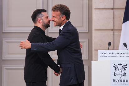 El presidente de Ucrania, Volodymyr Zelensky (izq.), y el presidente de Francia, Emmanuel Macron, en París, Francia, el 4 de septiembre de 2025.